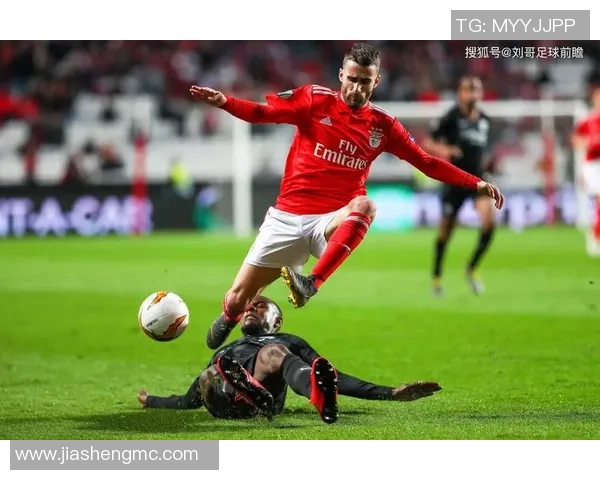 意甲激战：里昂大胜本菲卡红牌事件引发全场热议与转会传闻